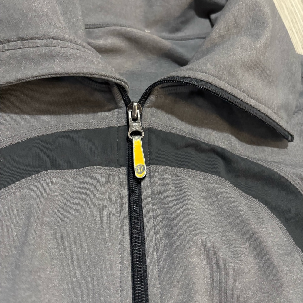 Women’s Lululemon Logo Jacket in Gray Size 12 - Picture 3 of 7